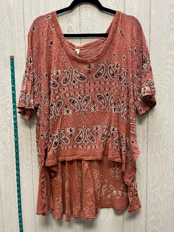 women's tops for those who want to add a touch of elegance and sophistication to their everyday wearTop Short Sleeve By Free People In Multi-colored, Size: L